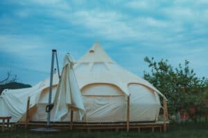 Read more about the article What is Glamping? Understanding the Difference from Traditional Camping.