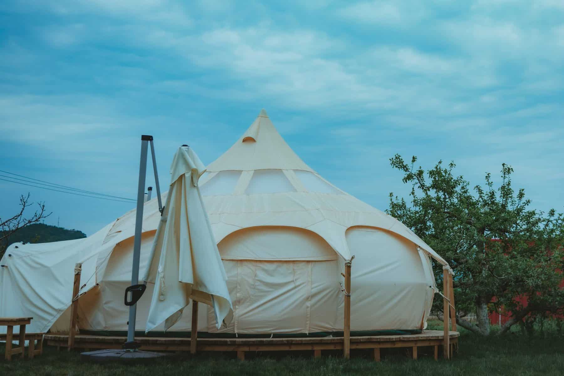 You are currently viewing What is Glamping? Understanding the Difference from Traditional Camping.